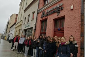 uczniowie na warsztatach