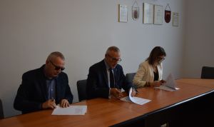 Podpisanie umowy dotacji o wsparcie finansowe w realizacji Rządowego programu "Cyfrowy uczeń"