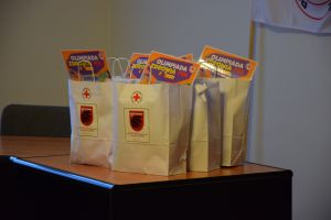 Zdjęcie przedstawia nagrody przyznane w Olimpiadzie Zdrowia PCK