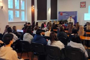 Spotkanie w starostwie pod nazwą „Kiedy głowa krzyczy STOP: relacje, które męczą, i uzależnienia, które obiecują reset”