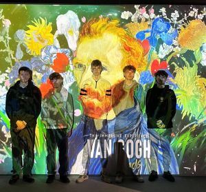 Uczniowie na multimedialnej wystawie dzieł Vincenta van Gogha