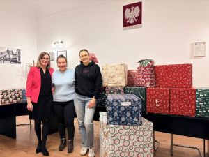 Od lewej: Wicestarosta Gizela Pijar, Anna Krasa i Kierownik Wydziału Oświaty, Zdrowia, Kultury i Sportu Anna Gołąbiewska