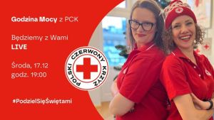 Na zdjeciu dwie dziewczyny w czpkach Mikołaja i symbolami PCK