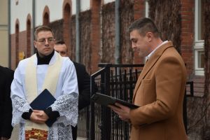 Uroczyste przekazanie nowoczesnego ambulansu dla wąbrzeskiego Zespołu Ratownictwa Medycznego