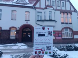 ulotka na tle starostwa powiatowego w wąbrzeźnie