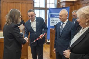 Wręczenie umowy w Urzędzie Marszałkowskim