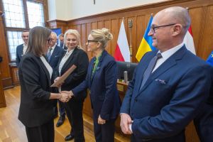 Wręczenie umowy w Urzędzie Marszałkowskim