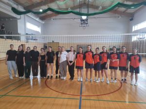 Drużyny dziewcząt na Powiatowych Igrzyskach Licealiady w Piłce Siatkowej