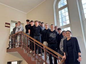 Uczniowie Technikum Logistycznego wraz z Kierownikiem Wydziału Oświaty, Zdrowia, Kultury i Sportu