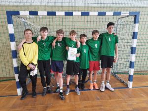 Drużyna Szkoły Podstawowej w Zieleniu z wręczonym dyplomem