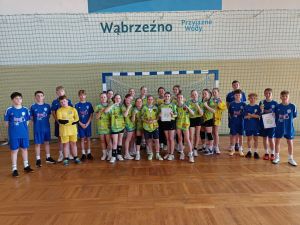 Drużyny Powiatowych Igrzysk Dzieci w piłce ręcznej