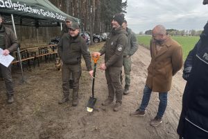 Społeczna akcja sadzenia lasu w Ryńsku, na terenie Leśnictwa Wronie