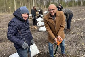 Społeczna akcja sadzenia lasu w Ryńsku, na terenie Leśnictwa Wronie