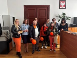 Uczestnicy WTZ w Wąbrzeźnie wraz z opiekunem w Starostwie Powiatowym w Wąbrzeźnie