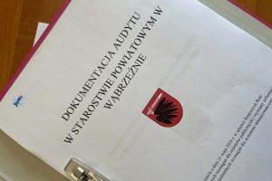 Zdjęcie dokumentacji audytu w Starostwie Powiatowym w Wąbrzeźnie