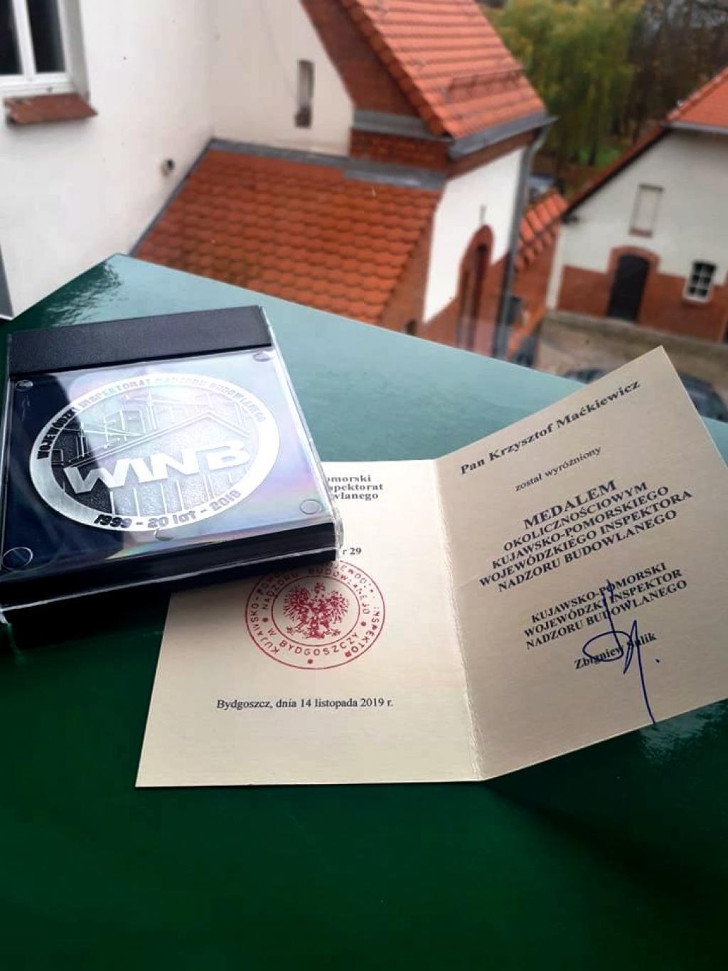 MEDAL OKOLICZNOŚCIOWY DLA STAROSTY WĄBRZESKIEGO