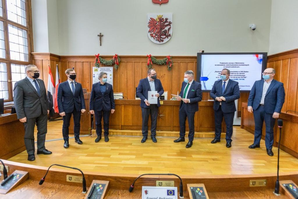 Podpisanie umowy na drugi odcinek trasy Stolno-Wąbrzeźno, fot. Szymon Zdziebło/tarantoga.pl dla UMWKP