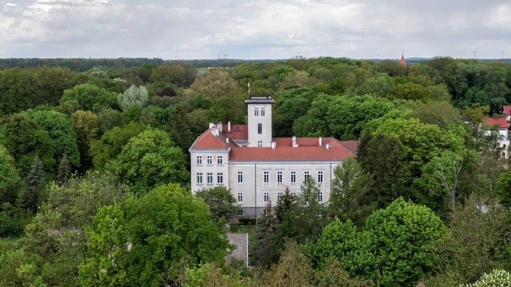 Starosta Wąbrzeski ogłasza II przetarg ustny nieograniczony na sprzedaż nieruchomości stanowiącej mienie powiatu, położonej w Dębowej Łące.