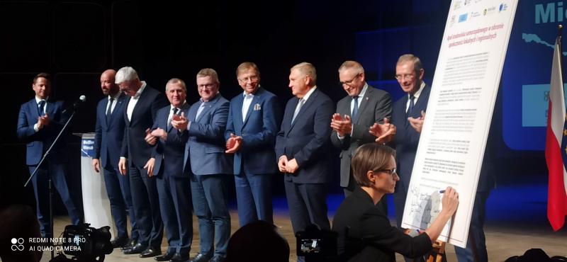 SAMORZĄDOWCY Z CAŁEJ POLSKI PROTESTOWALI W WARSZAWIE W OBRONIE SAMORZĄDNOŚCI
