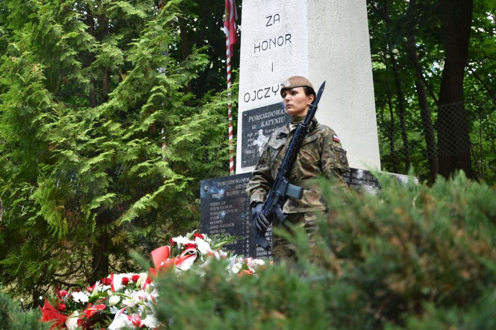 Uroczysta Msza Święta przy pomniku na cmentarzu wojennym w Książkach