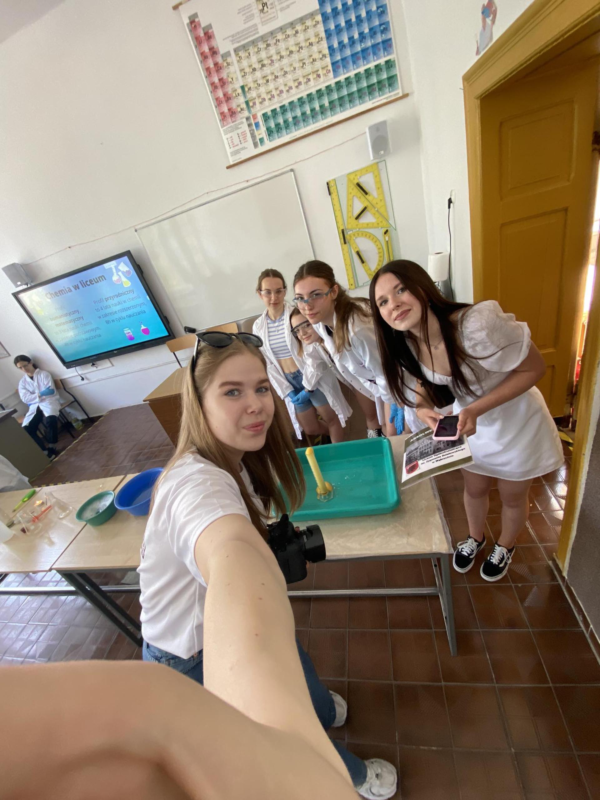 Uczennice liceum robią sobie selfie w klasie biologicznej