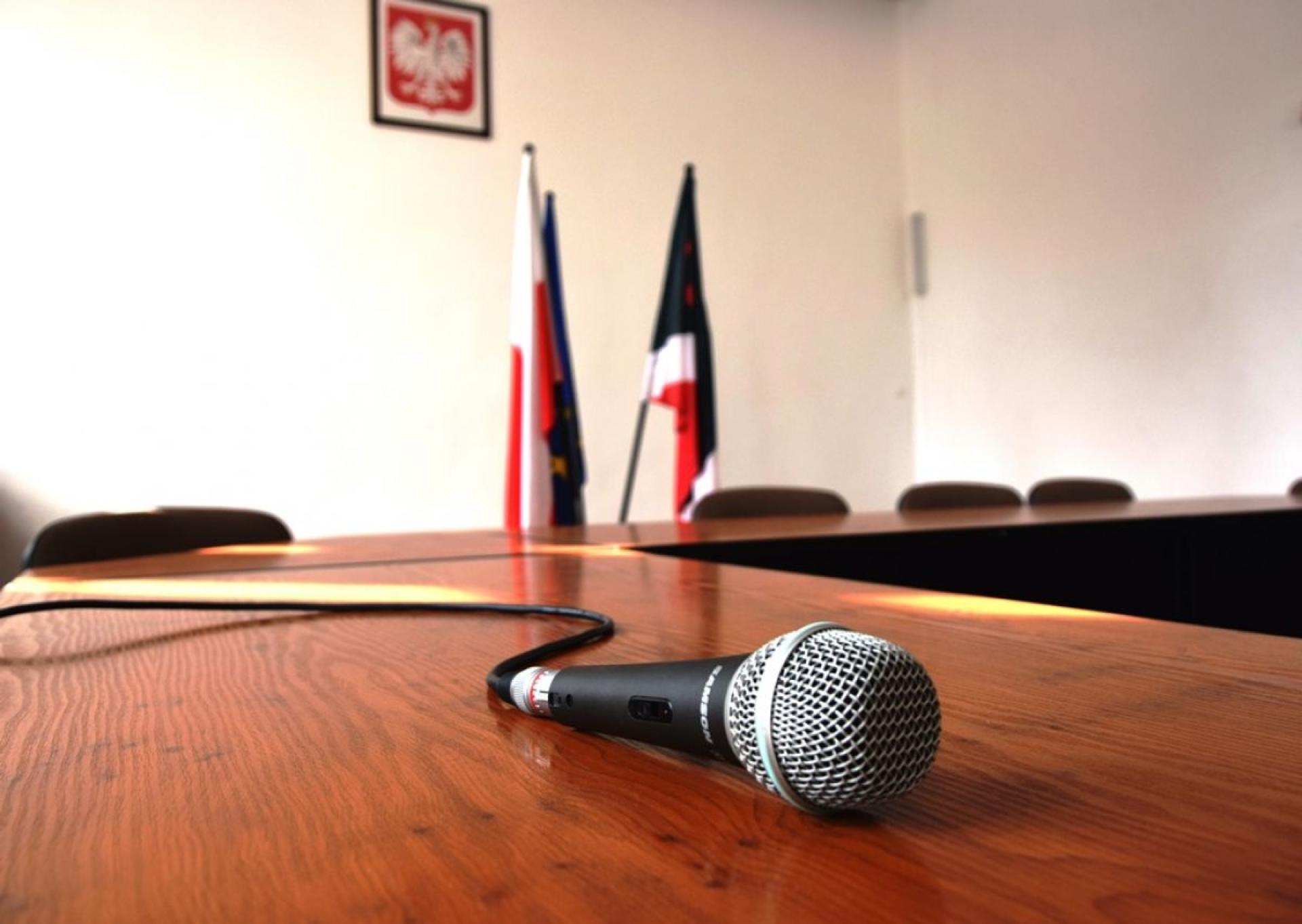 Mikrofon przewodowy leżący na stole