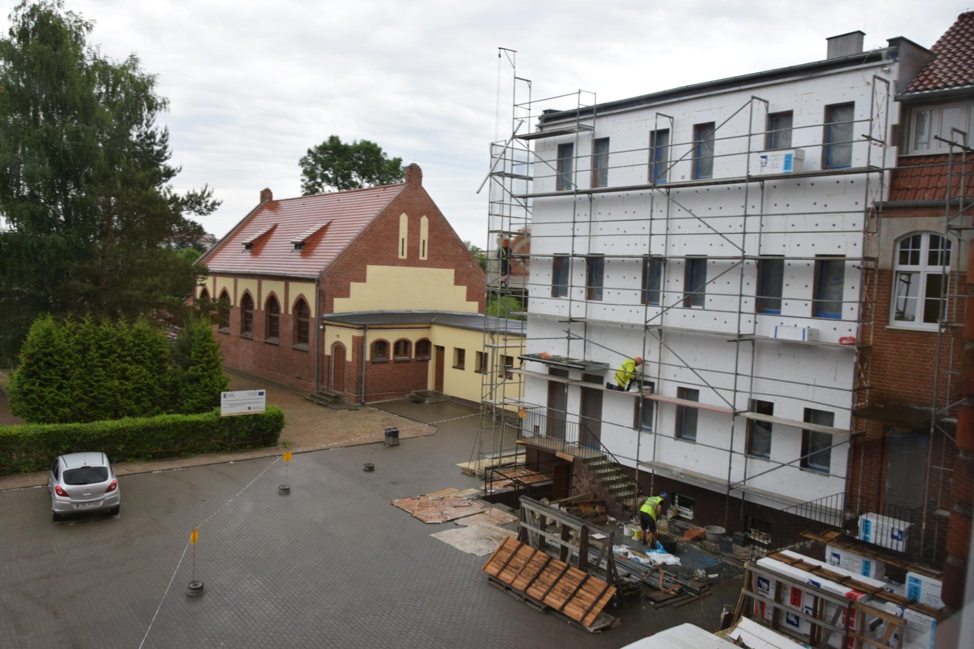 Remontowany budynek przy którym stoi rusztowanie