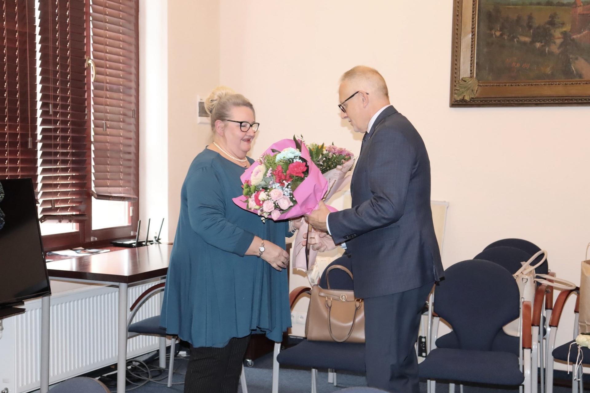 Serdecznie dziękujemy Pani Aleksandrze Kurek za wieloletnią prace na rzecz wąbrzeskiej biblioteki i promocji kultury w powiecie