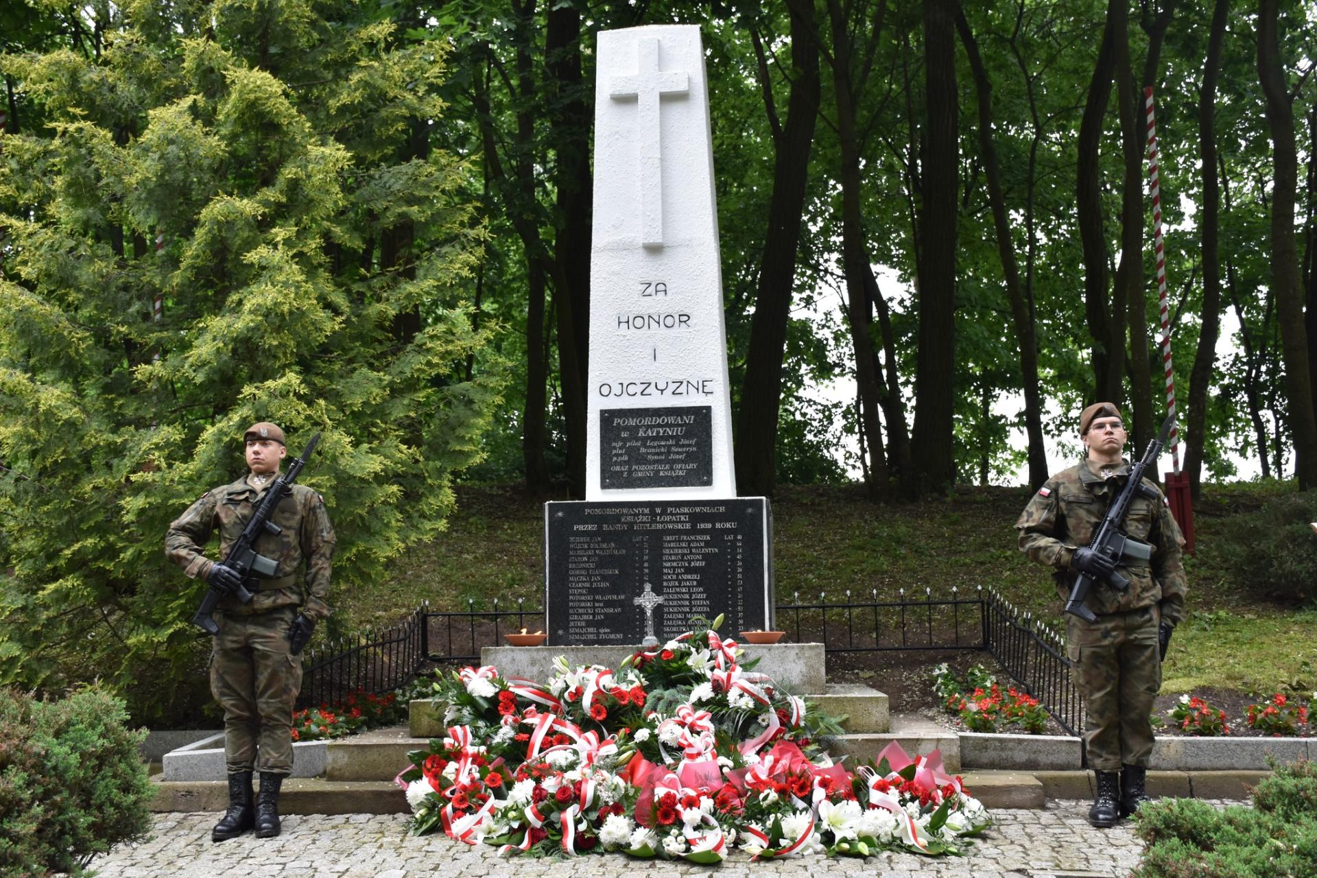 Uroczysta Msza Święta przy pomniku na cmentarzu wojennym w Książkach