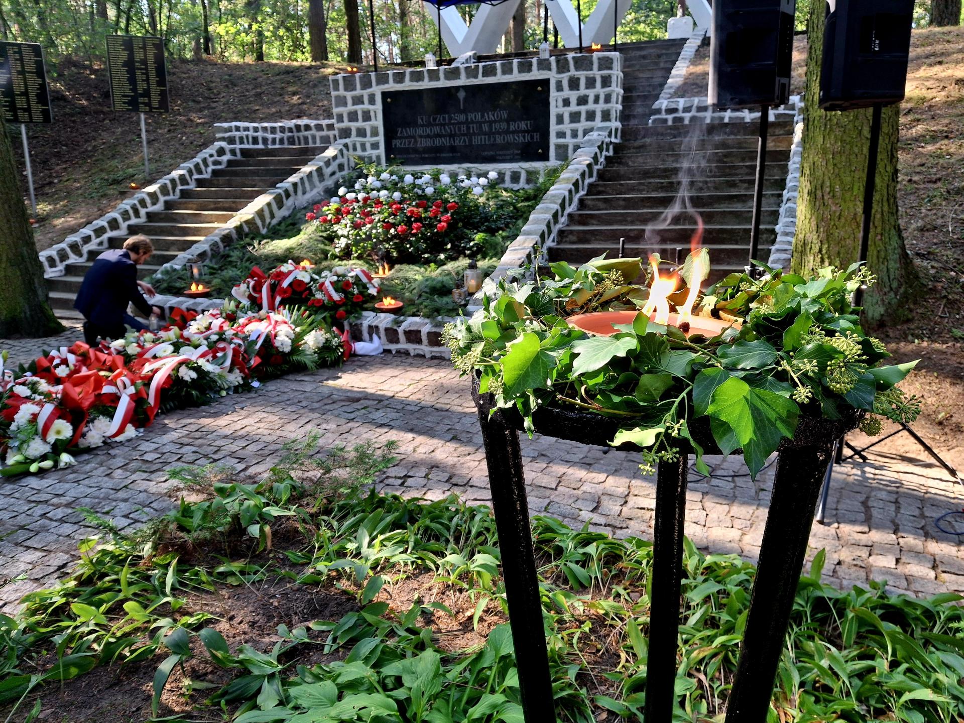 Uroczysta Msza Św. w hołdzie Ofiarom poległym w czasie II Wojny Światowej w piaskowni w Łopatkach