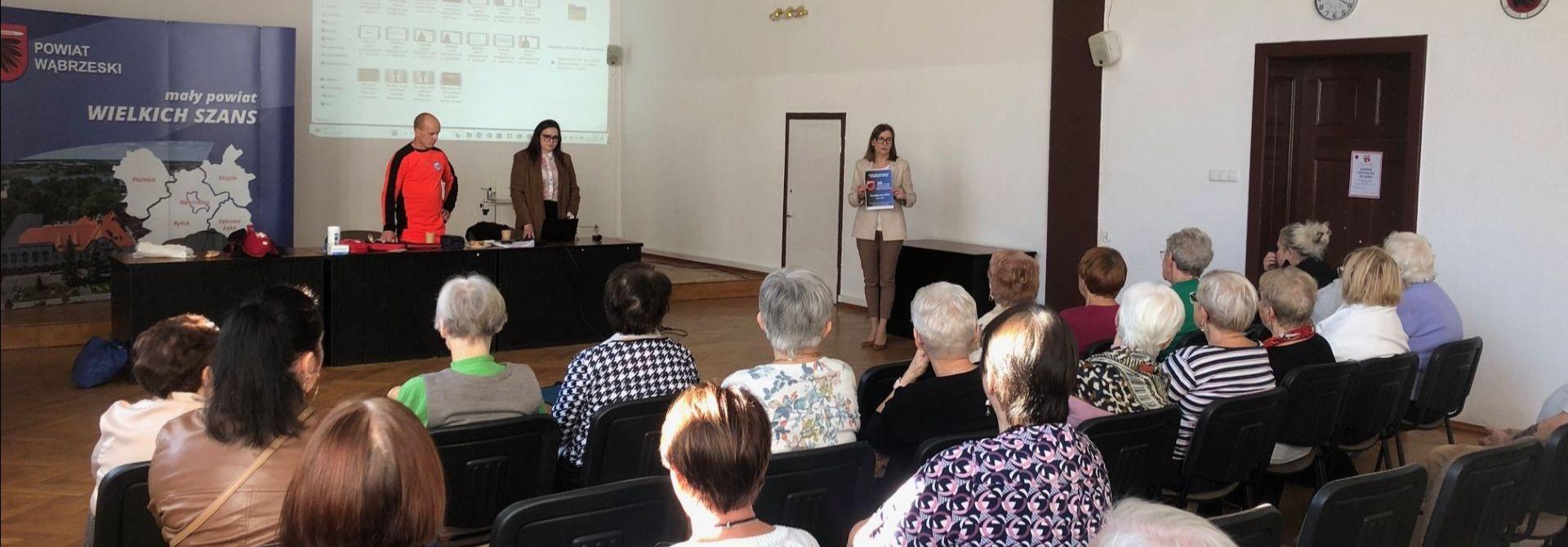 Seniorzy o zdrowiu i pierwszej pomocy – warsztaty w Starostwie Powiatowym w Wąbrzeźnie
