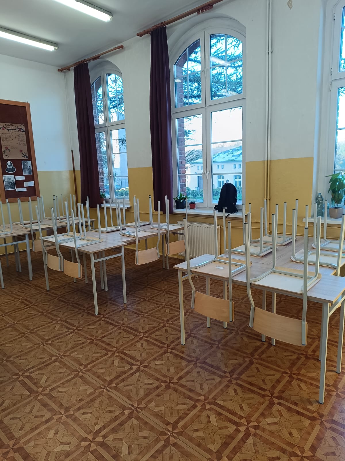 Nowe meble w liceum !