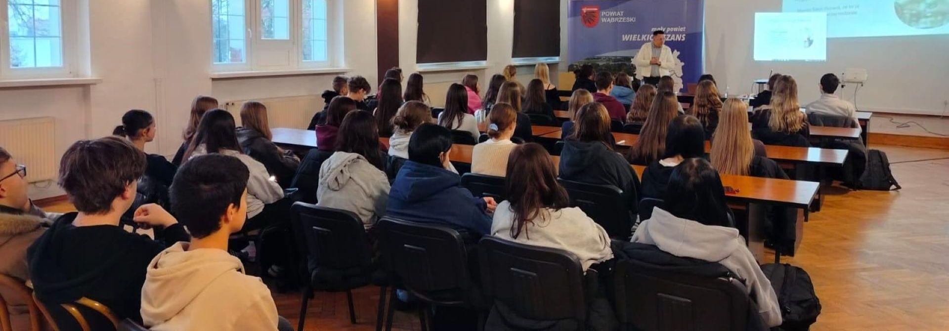 O presji, emocjach i sygnałach alarmowych — ważne rozmowy o zdrowiu psychicznym w Starostwie Powiatowym w Wąbrzeźnie