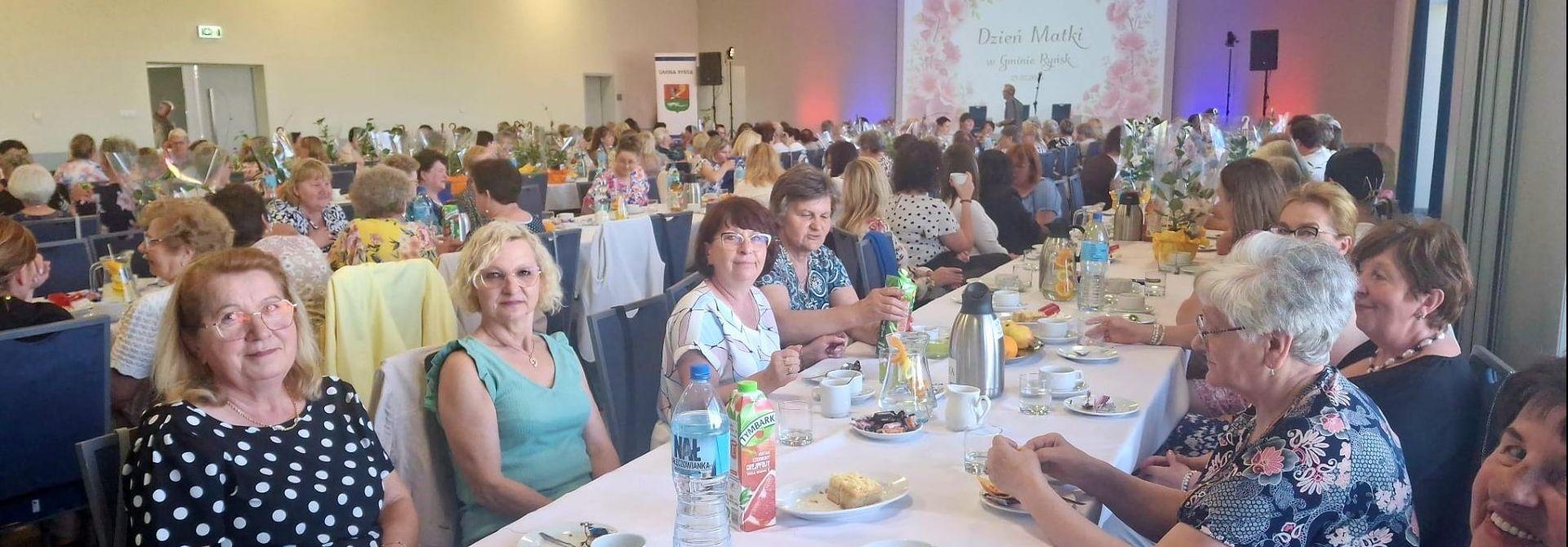 Śmiech, muzyka i wspólne świętowanie – Dzień Matki w Myśliwcu